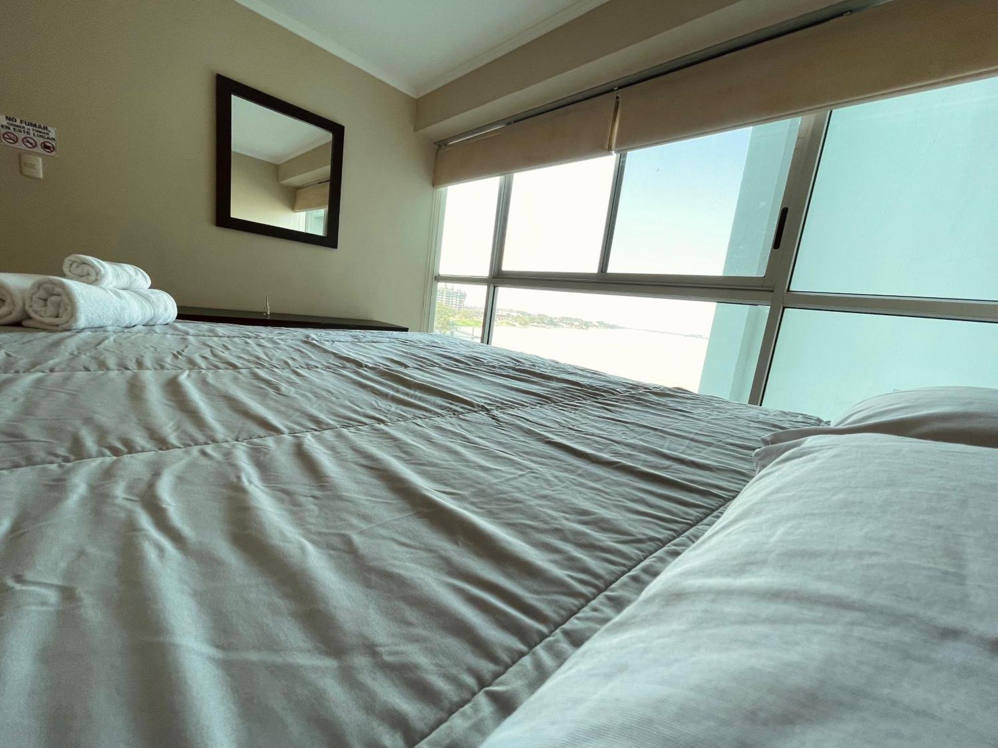 Suite Frente Al Rio En Puerto Santa Ana Riverfront Guayaquil Exteriör bild